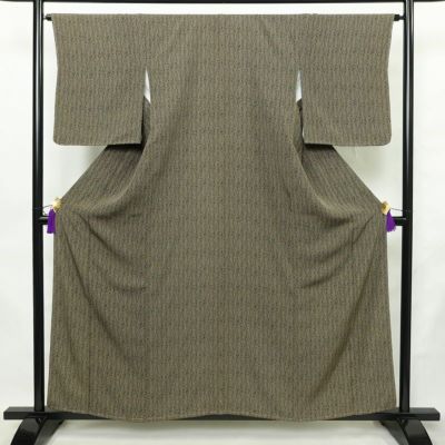 小紋 良品 しつけ糸付き 縮緬 正絹 木の葉・植物柄 袷仕立て 身丈157.5cm 裄丈64cm リサイクル着物 着物 緑・うぐいす色