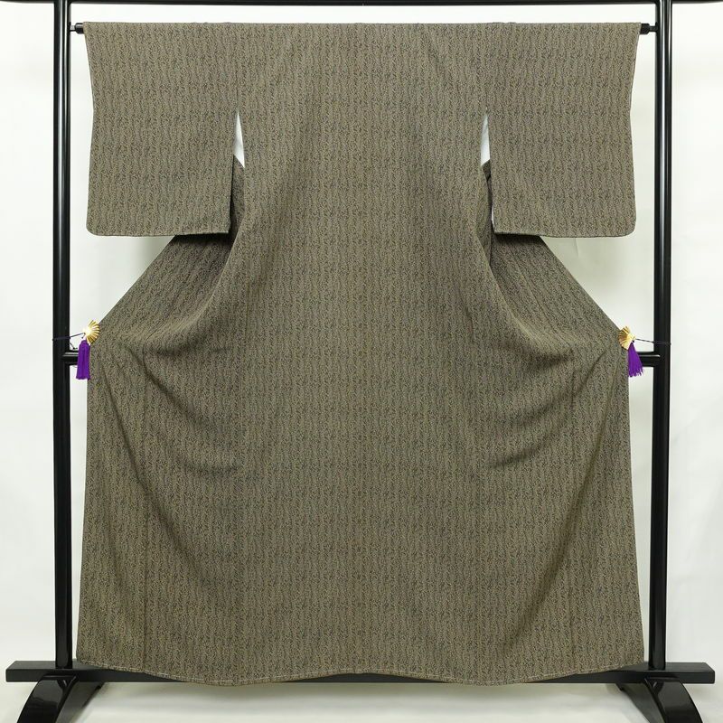 小紋 良品 しつけ糸付き 縮緬 正絹 木の葉・植物柄 袷仕立て 身丈157.5cm 裄丈64cm リサイクル着物 着物 緑・うぐいす色