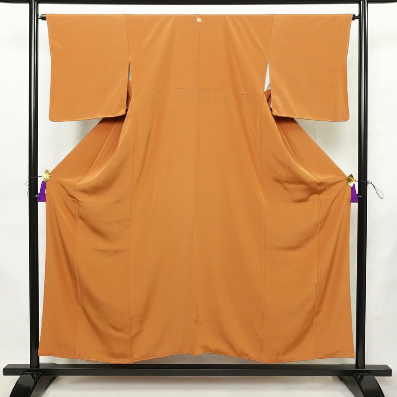 色無地 良品 しつけ糸付き 縮緬 一つ紋付き 正絹 無地 袷仕立て 身丈152.5cm 裄丈64cm リサイクル着物 着物 お茶会 橙